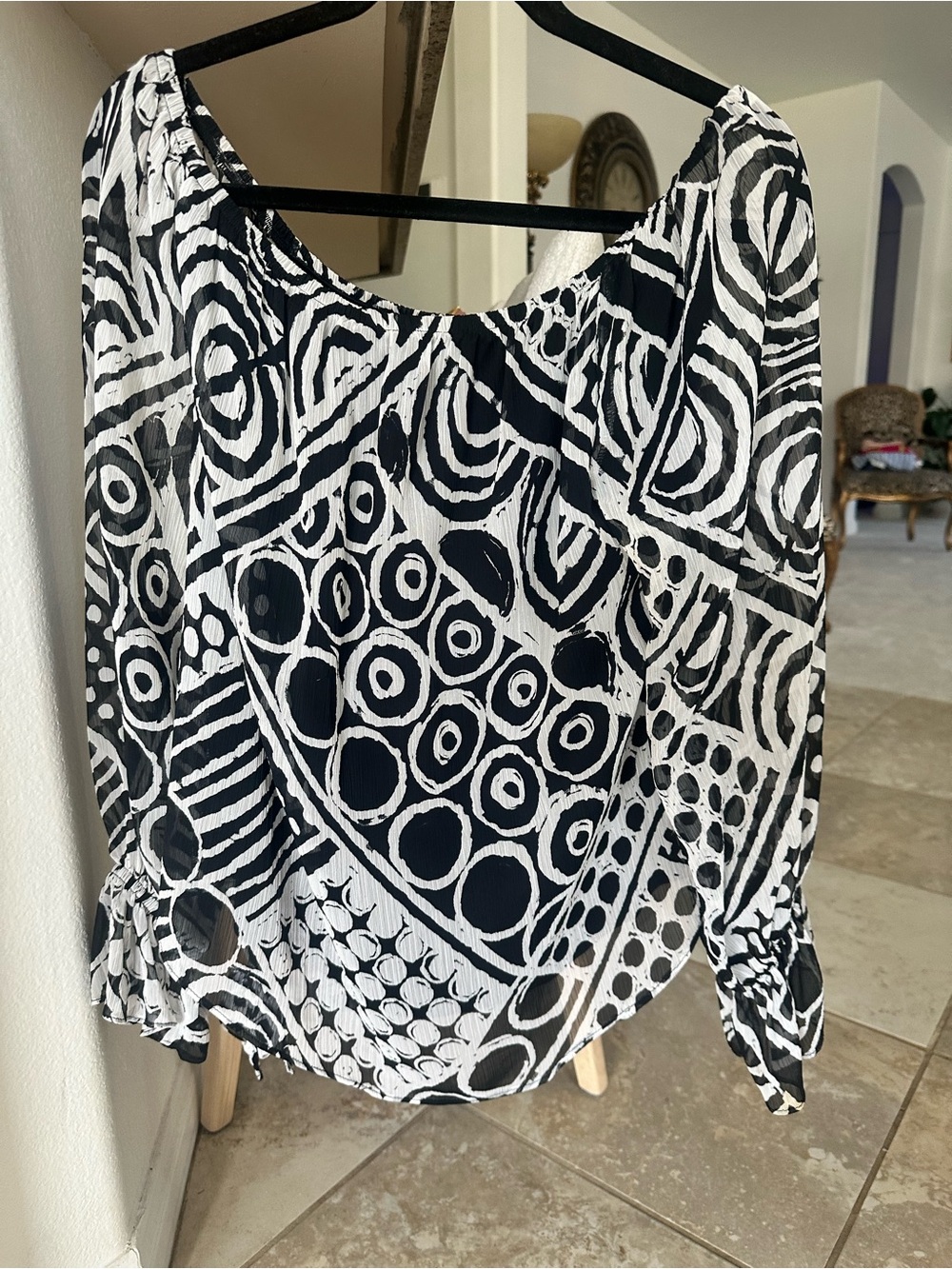 Frank Lyman Design Black and White Geometric Peasant Blouse